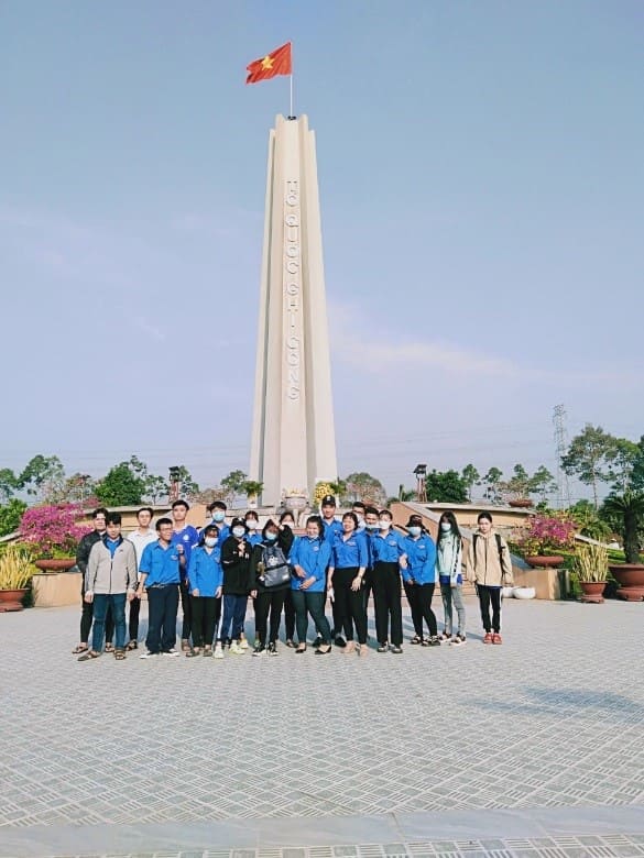 Sinh viên DLA đến viếng và chăm sóc Nghĩa trang liệt sĩ tỉnh Long An