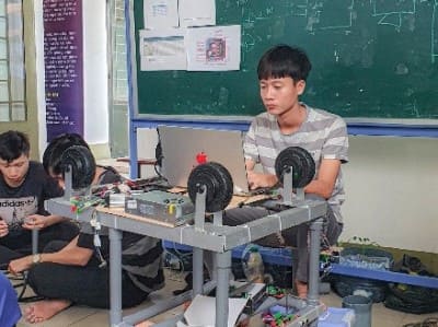 Sinh viên Khoa Công nghệ với đề tài nghiên cứu khoa học “Nghiên cứu, thiết kế và thi công Robot xe lăn tự hành thông minh”