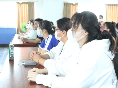 Đoàn Trường Đại học Kinh tế Công nghiệp Long An (DLA) tổ chức sinh hoạt, thảo luận cuốn sách viết về Bác Hồ