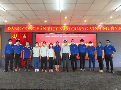 Đoàn trường Đại học Kinh tế Công nghiệp Long An: tổ chức Lễ kết nạp Đoàn viên mới 