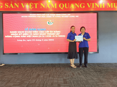 Đoàn trường DLA bàn giao danh sách đoàn viên ưu tú cho Đảng ủy Nhà trường