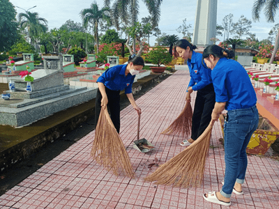Đoàn viên sinh viên DLA chăm sóc Nghĩa trang liệt sĩ tỉnh chào mừng Đại hội Đại biểu Đoàn TNCS Hồ Chí Minh tỉnh Long An lần thứ XI nhiệm kỳ 2022-2027