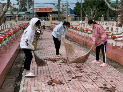 Đoàn viên, sinh viên DLA ra quân dọn dẹp nghĩa trang liệt sĩ