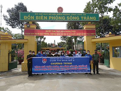 Tặng quà thân nhân, gia đình cán bộ, chiến sĩ đang công tác trên địa bàn biên giới nhân kỷ niệm 91 năm ngày thành lập Đoàn TNCS Hồ Chí Minh 