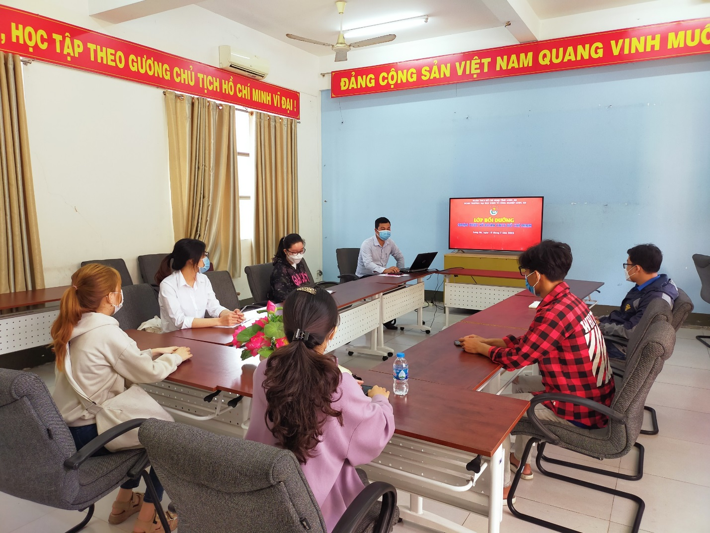 Tháng 3 – ta có hẹn màu áo xanh