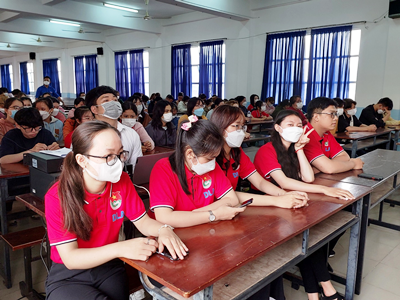 Đoàn trường DLA: Hỗ trợ học sinh, sinh viên có hoàn cảnh khó khăn trong học tập lần 1