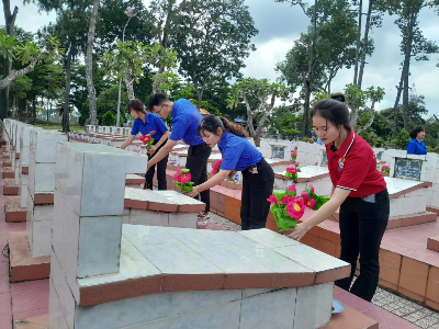 Đoàn viên DLA chăm sóc Nghĩa trang Liệt sĩ tỉnh Long An