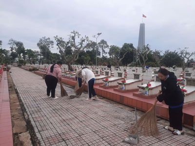 Đoàn Trường DLA: Với hoạt động dọn dẹp nghĩa trang Liệt sĩ tỉnh Long An