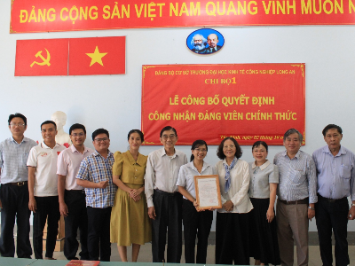 Đảng bộ DLA: Chi bộ 1 Trao quyết định công nhận đảng viên chính thức cho đồng chí Trần Thị Cẩm Tú